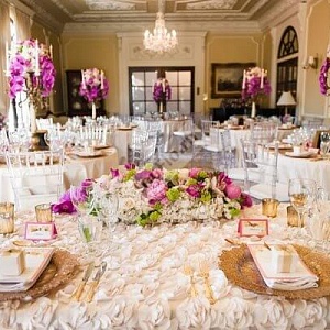 Оформление зала свадьбы лиловыми цветами