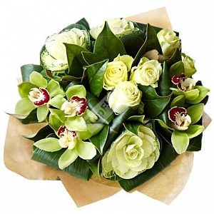Букет из брассики в зеленых тонах с орхидеей и розой