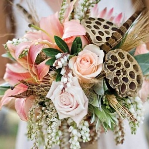 Букет невесты из лилии лотоса и сетарии