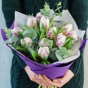 Букет из 10 тюльпанов и зелени