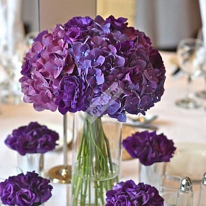 Фиолетовая композиция на стол гостей