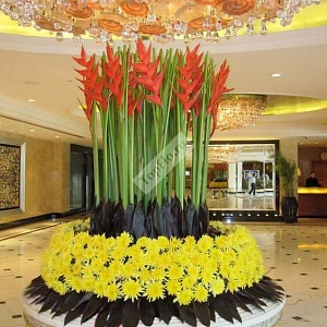 Высокая цветочная композиция для гостиничного холла