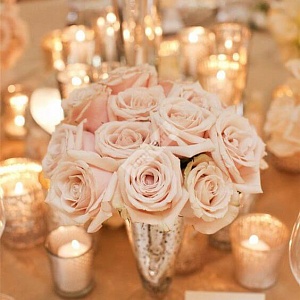 Украшение стола гостей свечами и персиковыми розами