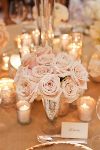 Украшение стола гостей свечами и персиковыми розами