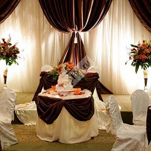 Шоколадно белое оформление зала свадьбы с оранжевыми акцентами
