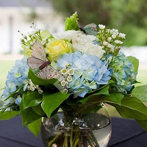 Цветочная композиция для свадьбы в голубом цвете в круглой вазе