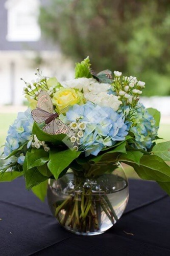 Цветочная композиция для свадьбы в голубом цвете в круглой вазе