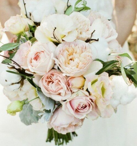 Букет невесты из роз с хлопком