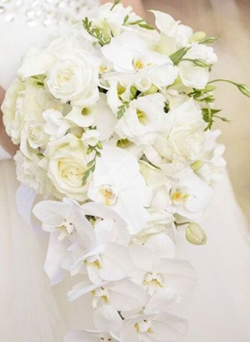 Каскадный букет невесты из белой розы и орхидеи фаленопсис