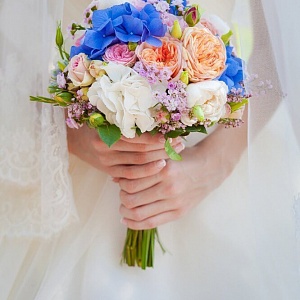 Букет невесты бело-розовый с голубой гортензией