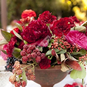 Цветочная композиция на стол гостей с декоративными ягодами