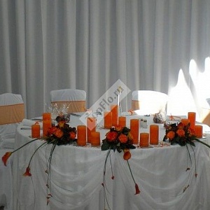 Оформление стола оранжевыми свечами и цветами