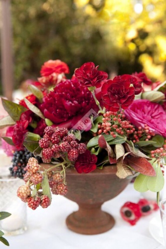 Цветочная композиция на стол гостей с декоративными ягодами