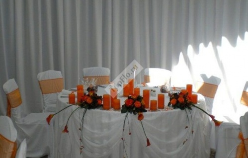 Оформление стола оранжевыми свечами и цветами