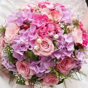 Букет невесты розовый с гортензией и розовой розой