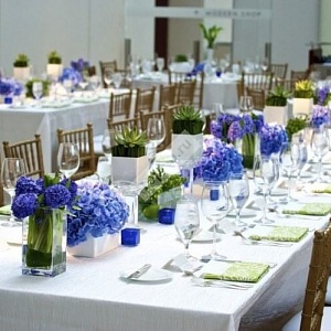 Оформление стола голубыми цветами