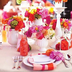 Яркое оформление стола для свадьбы в розовом цвете