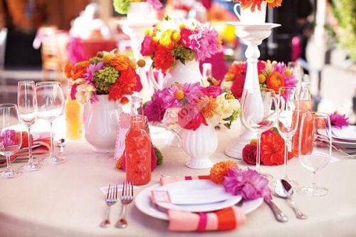 Яркое оформление стола для свадьбы в розовом цвете