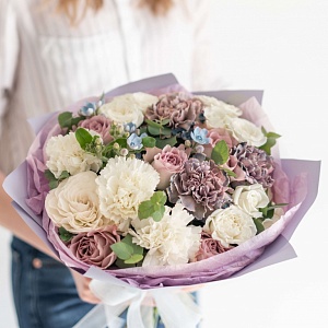 Букет из белых и фиолетовых роз