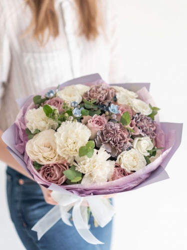 Букет из белых и фиолетовых роз
