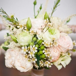 Букет невесты из кустовых роз лизиантуса и астильбе