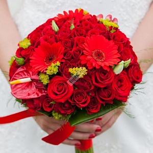 Букет невесты красный с розой и герберой