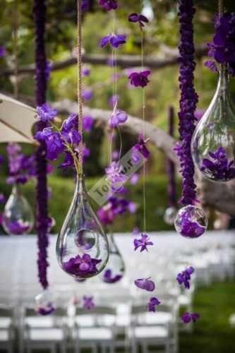 Украшение подвесными лиловыми цветами