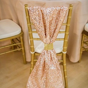 Украшение стула тканью с пайетками персикового цвета