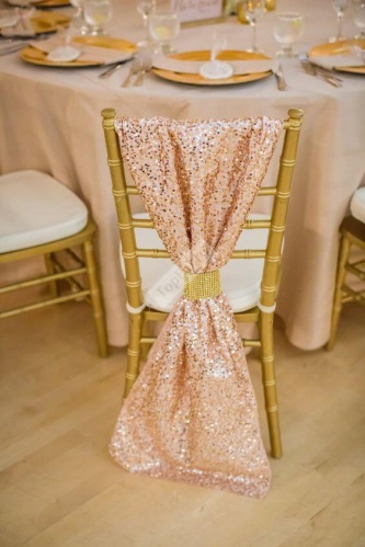 Украшение стула тканью с пайетками персикового цвета