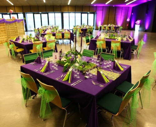 Оформление зала свадьбы в фиолетовом и зеленом цветах