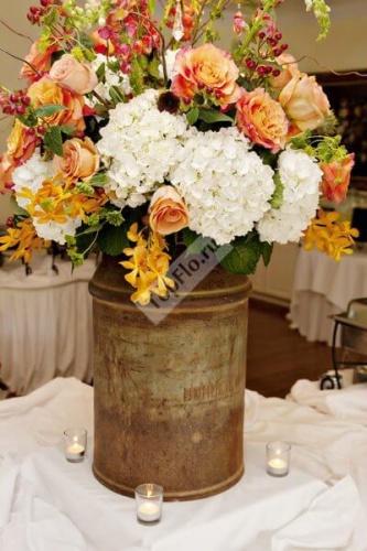 Цветочная композиция на стол гостей для свадьбы в персиковом цвете