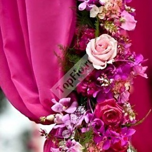 Оформление свадьбы тканью и цветами малинового цвета