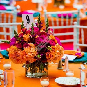 Яркое оформление стола в оранжевом цвете