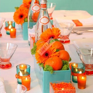 Украшение свадебного стола цветами свечами и мандаринами