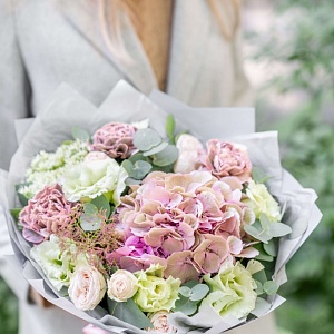 Букет фиолетовая гортензия с белыми розами