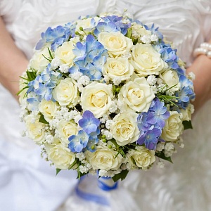 Букет невесты бело-голубой с розой и гортензией