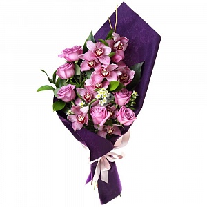 Розовый букет из розы и орхидеи