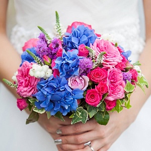 Букет невесты розово голубой с розой и гортензией