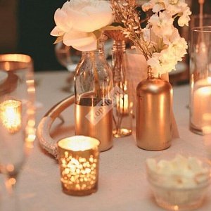 Цветочная композиция на стол гостей для свадьбы в золотом цвете