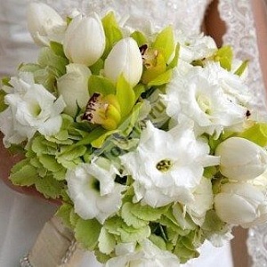 Букет невесты из гортензии лизиантуса тюльпанов и орхидеи