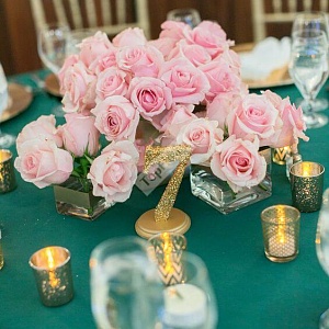 Оформление стола изумрудной скатертью и розовыми розами