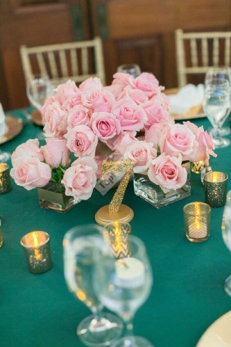 Оформление стола изумрудной скатертью и розовыми розами