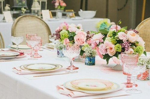 Цветочная композиция на столы гостей в розовом цвете
