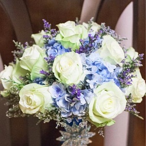 Букет невесты голубой с белой розой