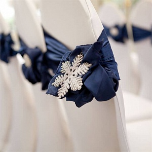 Оформление стула темно синей лентой для зимней свадьбы