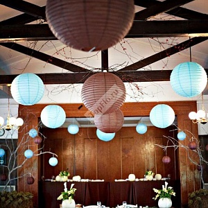 Оформление зала свадьбы с бумажными фонарями шоколадного и мятного цветов