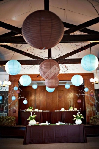 Оформление зала свадьбы с бумажными фонарями шоколадного и мятного цветов