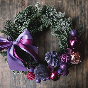 Рождественский венок с фиолетовыми бантиками
