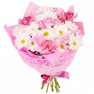 Букет из хризантем орхидей и гвоздик в светло розовом цвете