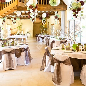 Оформление зала свадьбы с коричневыми и зелеными элементами
